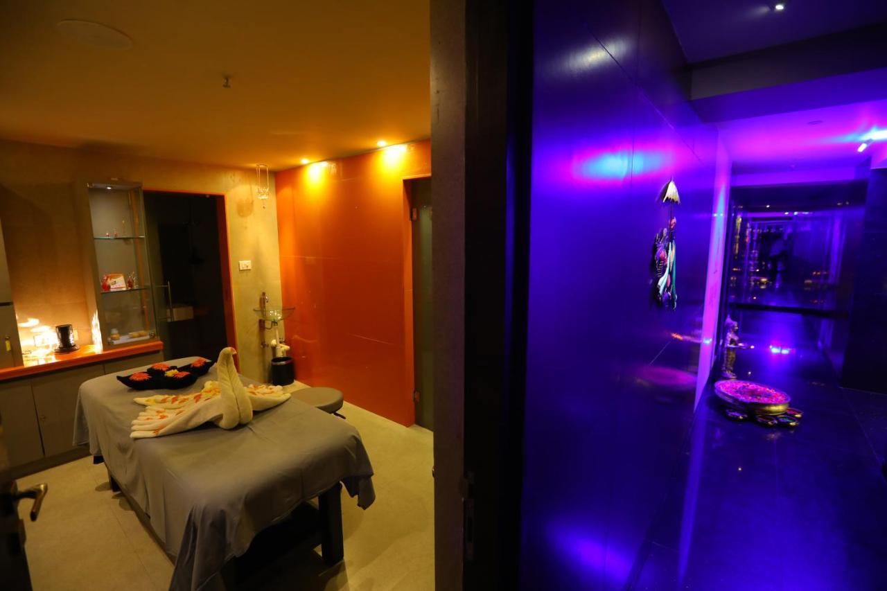 V 7 Hotel Madras Buitenkant foto